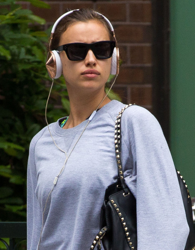 Irina Shayk passar på att köra ett svettigt träningspass. Här på väg hem från gymmet. Irina Shayk passar på att köra ett svettigt träningspass. Här på väg hem från gymmet.